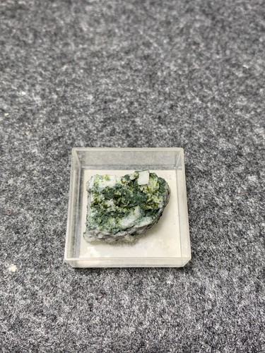 Epidoto fluorite adulare - epidoto,, fluorite,